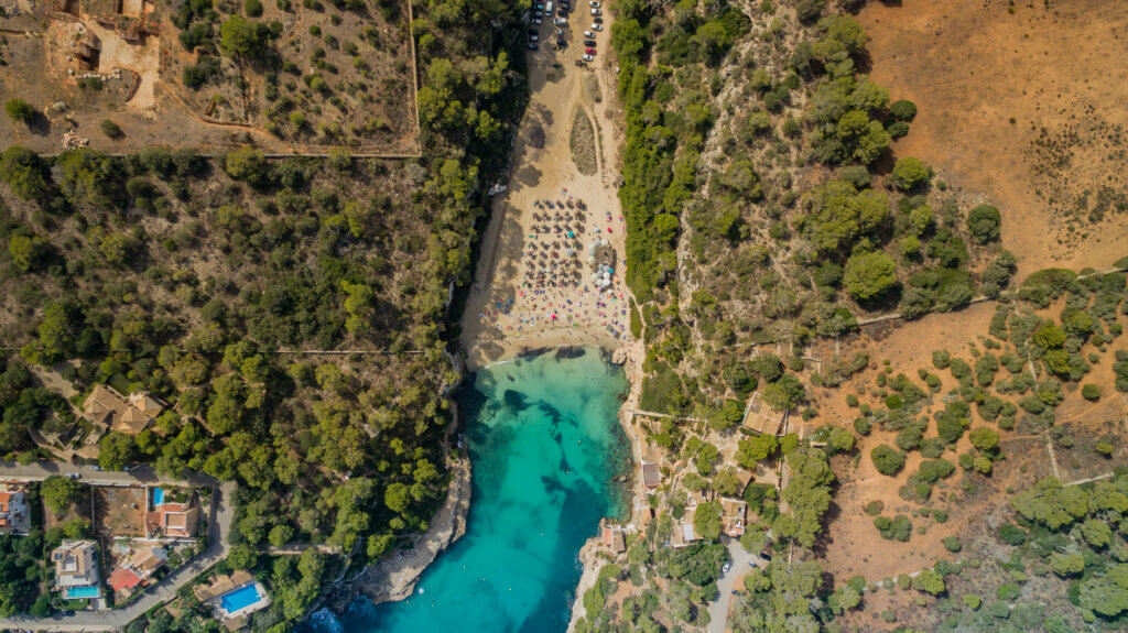 Pohľad na Cala Llombards z drona / Malorka.sk